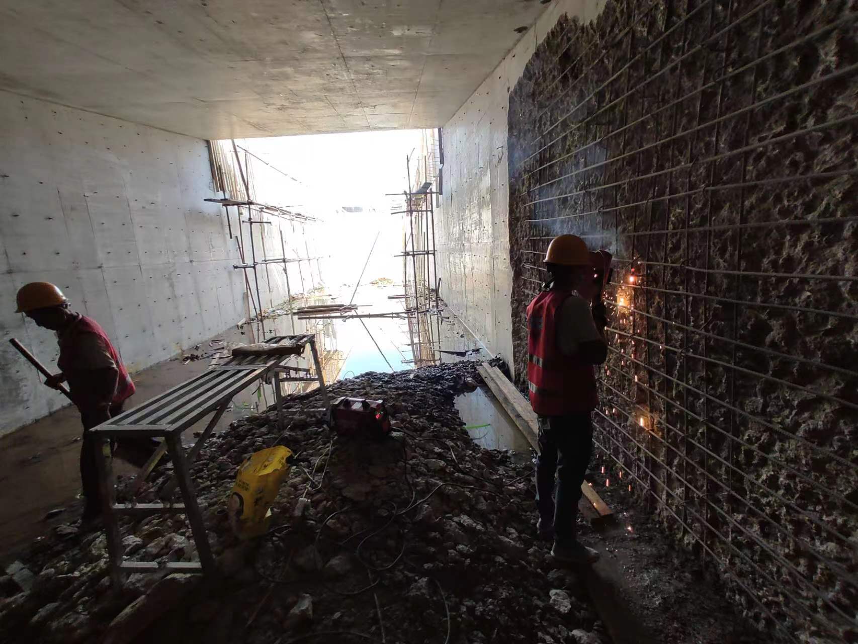 波莲镇挖断承重墙导致楼体开裂，加固施工方案出炉